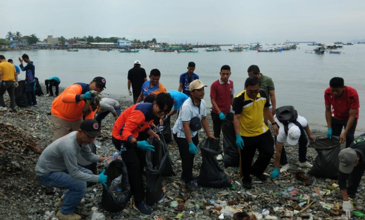 Personil BPBD Tanggamus saat bersama-sama membersihakan sampah dalam HPSN 2025 di Pantai Muara Indah, Kota Agung, Rabu 26 Februari 2025 | Herdi/Media Prioritastv.com.