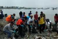 Personil BPBD Tanggamus saat bersama-sama membersihakan sampah dalam HPSN 2025 di Pantai Muara Indah, Kota Agung, Rabu 26 Februari 2025 | Herdi/Media Prioritastv.com.
