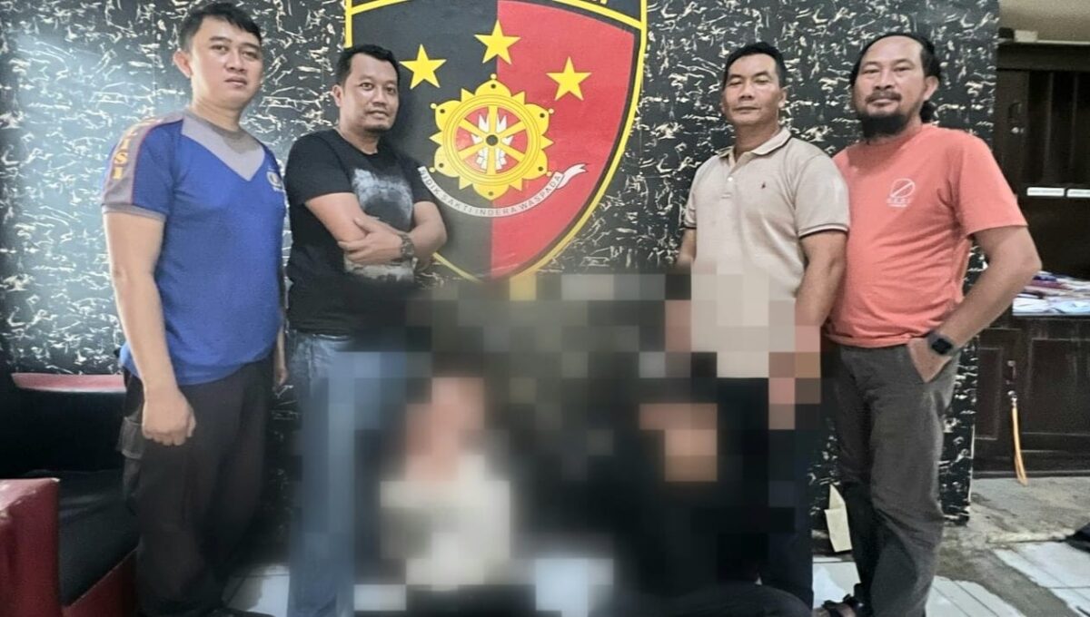 Tersangka (duduk dibawah diblur) setelah ditangkap dan berada di Polsek Pekalongan, Lampung Timur, Rabu 26 Februari 2025 | Dok. Humas Polres Lampung Timur.