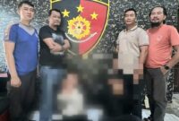 Tersangka (duduk dibawah diblur) setelah ditangkap dan berada di Polsek Pekalongan, Lampung Timur, Rabu 26 Februari 2025 | Dok. Humas Polres Lampung Timur.