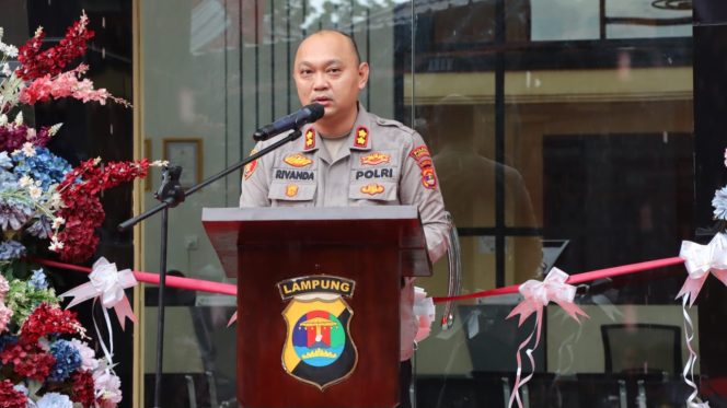 
 Kapolres Tanggamus AKBP Rivanda saat memberikan sambutan dalam peresmian gedung SPKT Polres Tanggamus baru, Kamis 27 Februari 2025 | Herdi/Media Prioritastv.com.