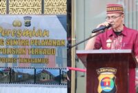 Kolase foto banner peresmian dan saat Staf Ahli Bidang Kemasyarakatan dan SDM Dhani Riza Efriansyah membacakan amanat Bupati Tanggamus, Kamis 27 Februari 2025 | Herdi/Media Prioritastv.com.