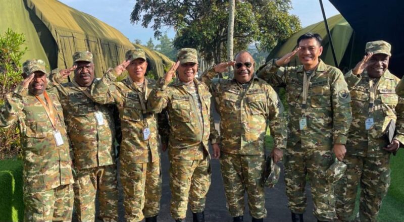 Bupati Lampung Barat, Parosil Mabsus (dari kiri nomor tiga) saat foto bersama para kepala daerah di Lembah Tidar, Akmil, Magelang, Kamis 27 Februari 2025 | Faisal/Media Prioritastv.com.