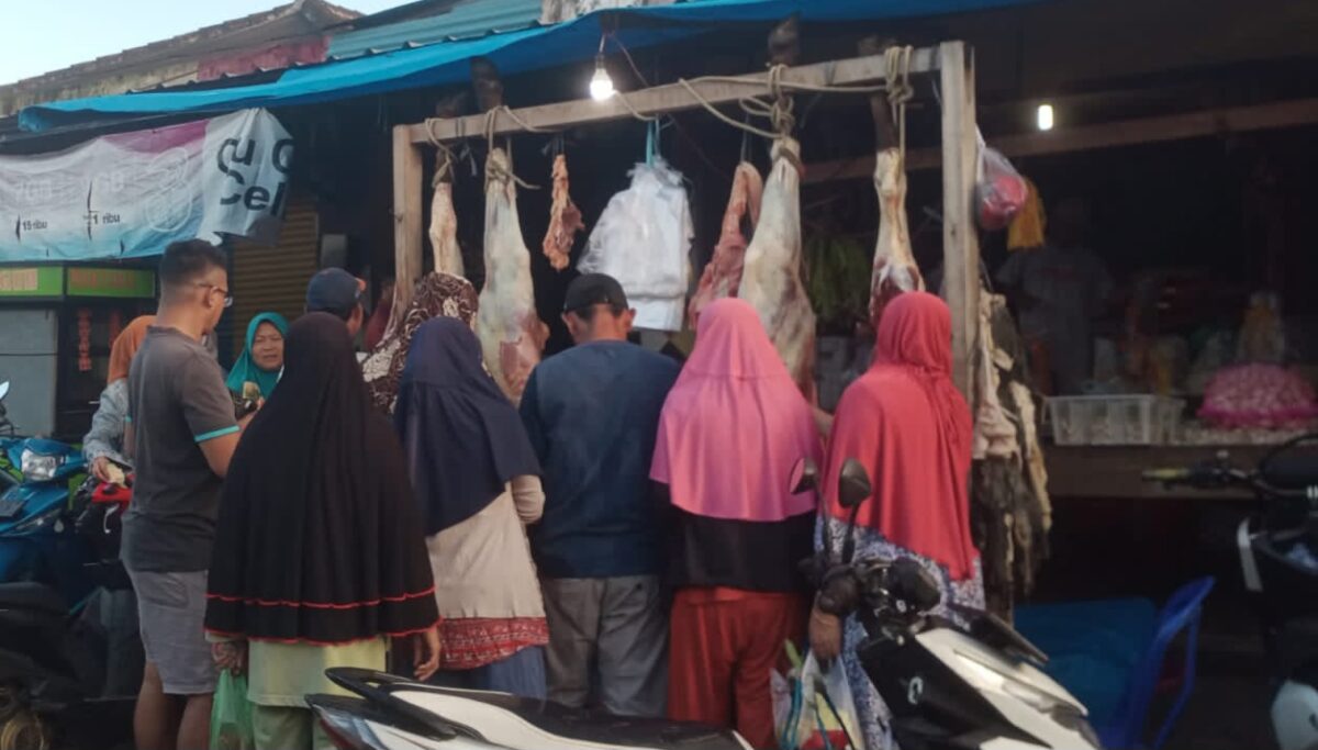 Pedagang daging di Pasar Kota Agung, Tanggamus masih terlihat diserbu emak-emak pembeli, Jumat 28 Februari 2025 | Herdi/Media Prioritastv.com.