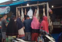 Pedagang daging di Pasar Kota Agung, Tanggamus masih terlihat diserbu emak-emak pembeli, Jumat 28 Februari 2025 | Herdi/Media Prioritastv.com.