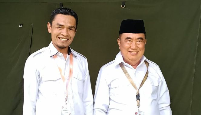 
 Bupati Tanggamus Moh. Saleh Asnawi dan Wakil Bupati Agus Suranto saat foto bersama di depan tenda Bupati, Jumat 28 Februari 2025 |  Faisal/Media Prioritastv.com.