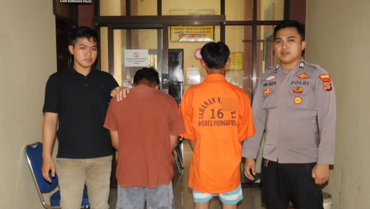 Kedua tersangka setelah ditangkap dan saat akan dijebloskan ke sel tahanan, Jumat 28 Februari 2025 | Dok. Humas Polres Pringsewu.