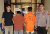 Kedua tersangka setelah ditangkap dan saat akan dijebloskan ke sel tahanan, Jumat 28 Februari 2025 | Dok. Humas Polres Pringsewu.