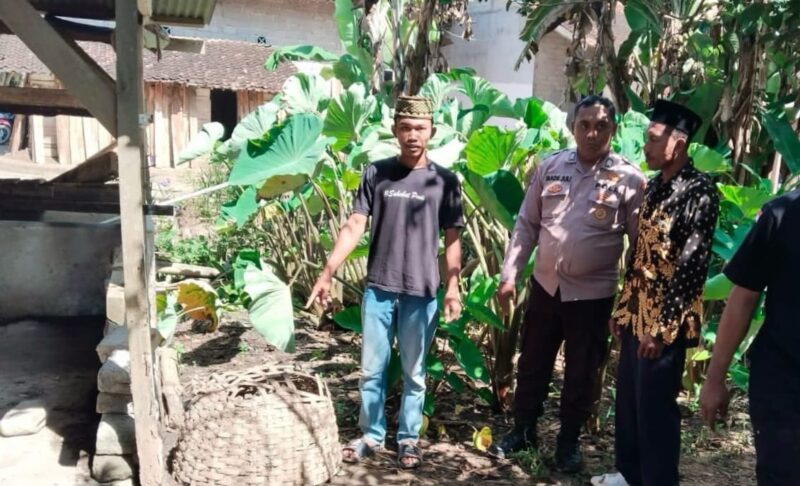 Polisi saat melakukan pemeriksaan TKP ditemukanya IRT gantung diri di Kampung Karya Buana, Rumbia, Lampung Tengah, Jumat 28 Februari 2025 | Dok. Polres Lampung Tengah.