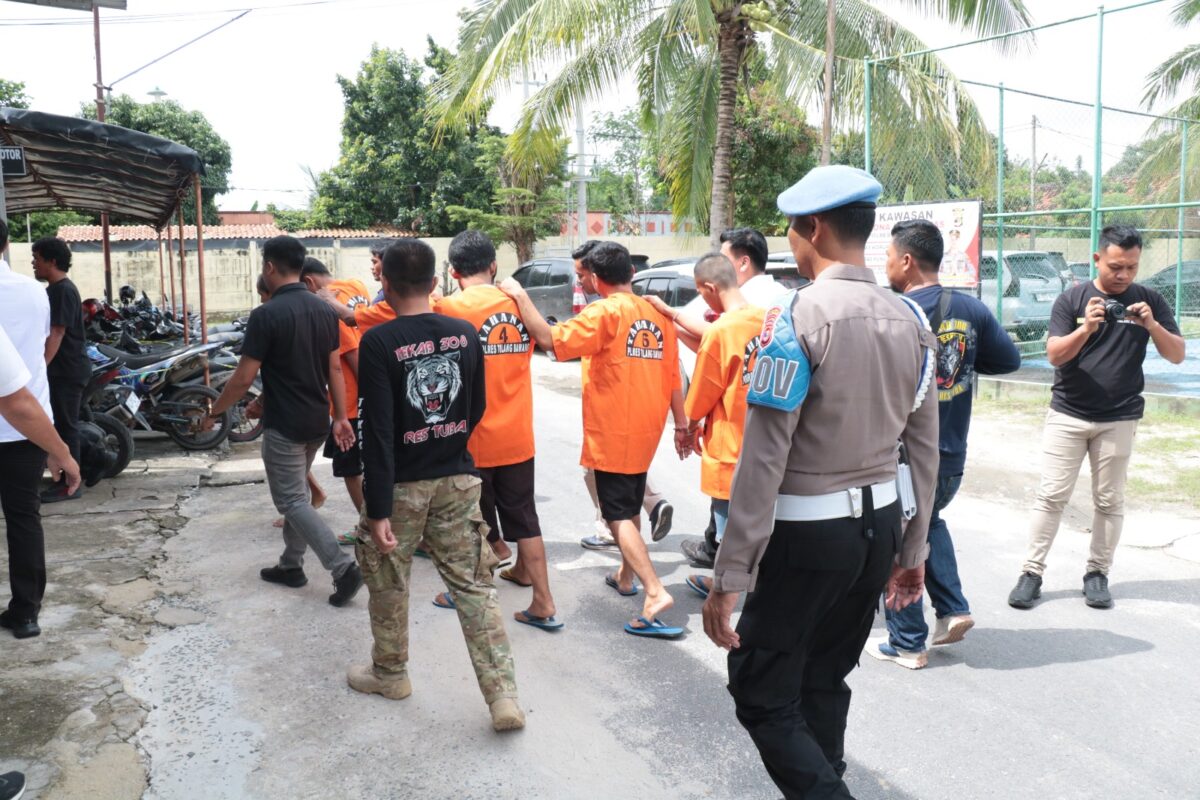 Kelima tersangka saat digiring ke sel tahanan Polres Tulang Bawang, Kamis 27 Februari 2025 | Prabu/Media Prioritastv.com.