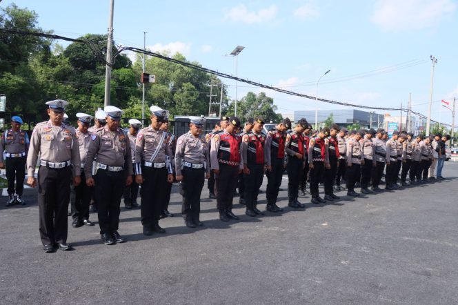 
 Polres Tulang Bawang Kerahkan Ratusan Personel Gabungan Amankan Rapat Pleno Terbuka Yang Digelar KPU