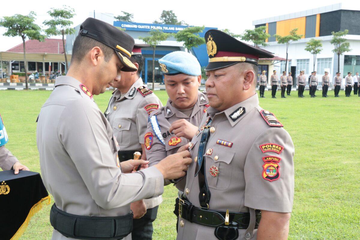 Kapolres Tulang Bawang AKBP Yuliansyah saat melepas tanda jabatan pejabat yang mutasi, Jumat 28 Februari 2025 |  Prabu/Media Prioritastv.com.