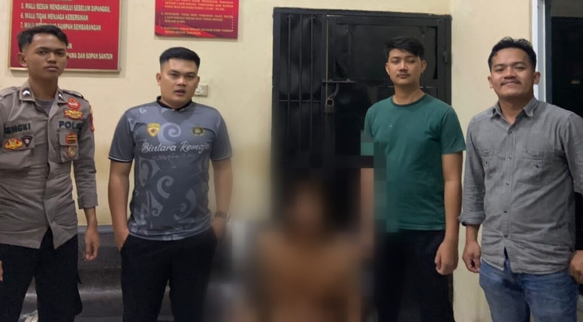 Tersangka KA (foto blur) usai ditangkap Polres Lampung Timur, Kamis 6 Februari 2025.