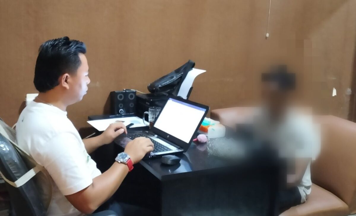 Tersangka F saat dilakukan pemeriksaan oleh Polres Lampung Timur, Sabtu 15 Februari 2025 | Dok. Humas Polda Lampung.