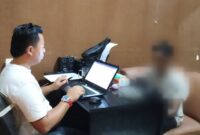 Tersangka F saat dilakukan pemeriksaan oleh Polres Lampung Timur, Sabtu 15 Februari 2025 | Dok. Humas Polda Lampung.
