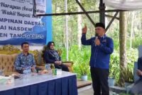 Ketua DPD NasDem Tanggamus Kurnain saat memberikan sambutan dalam acara tasyakuran dan talkshow di kantor DPD Nasdem Tanggamus, Sabtu 1 Januari 2025 | Herdi/Media Prioritastv.com.