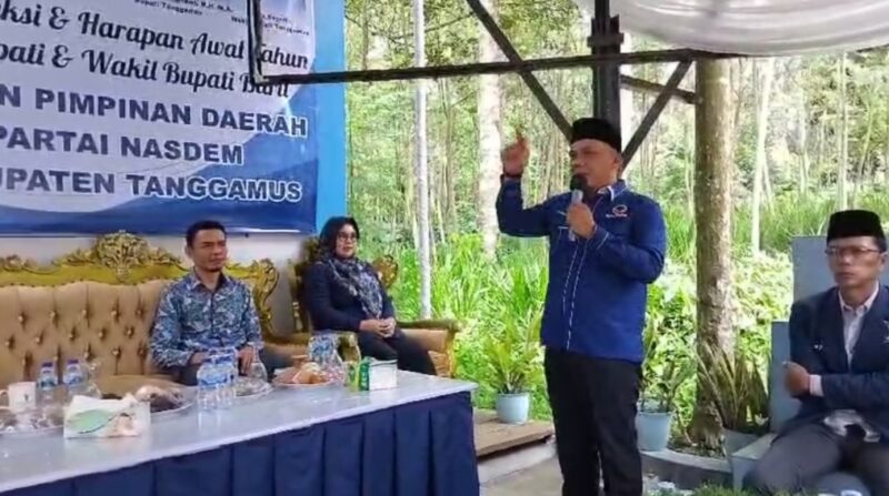 Ketua DPD NasDem Tanggamus Kurnain saat memberikan sambutan dalam acara tasyakuran dan talkshow di kantor DPD Nasdem Tanggamus, Sabtu 1 Januari 2025 | Herdi/Media Prioritastv.com.