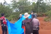 Petugas kepolisian dan TNI saat hendak menutup kandang jebak paska harimau terperangkap, Senin 17 Februari 2025 | Dok. Tangkapan Layar Video.