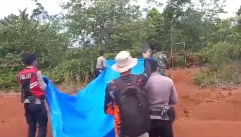Petugas kepolisian dan TNI saat hendak menutup kandang jebak paska harimau terperangkap, Senin 17 Februari 2025 | Dok. Tangkapan Layar Video.