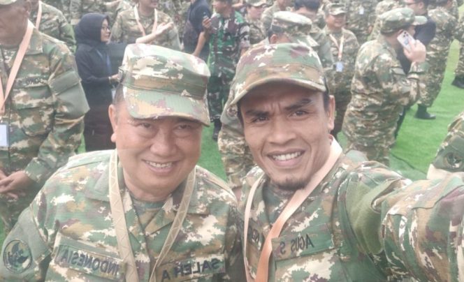 
 Bupati Tanggamus Moh. Saleh Asnawi dan Wabup Agus Suranto saat foto selfi di Lembah Tidar, Magelang, Kamis 27 Februari 2025 | Dok. Wabup Agus Suranto.