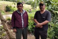 Kabid Penanggulangan Bencana BPBD Eko Nugroho bersama Kepala Pekon Pulau Panggung Darmawangsah saat Meninjau ke Lokasi Terjadinya Longsor. 