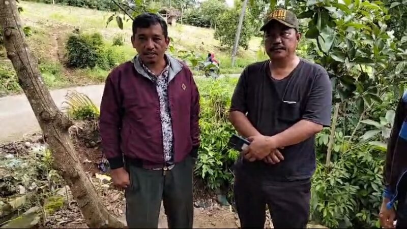 Kabid Penanggulangan Bencana BPBD Eko Nugroho bersama Kepala Pekon Pulau Panggung Darmawangsah saat Meninjau ke Lokasi Terjadinya Longsor. 