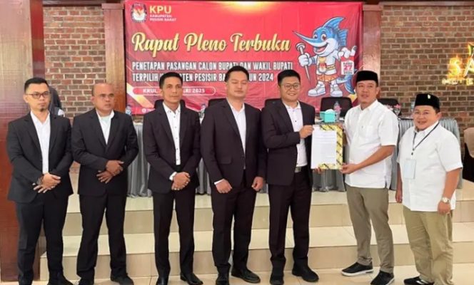 KPU Pesisir Barat saat menyerahkan SK Penetapan Bupati dan Wakil Bupati Pesisir Barat di Hotel Sartika, Krui, Kamis 6 Februari 2025 | Suroso/Media Prioritastv.com.