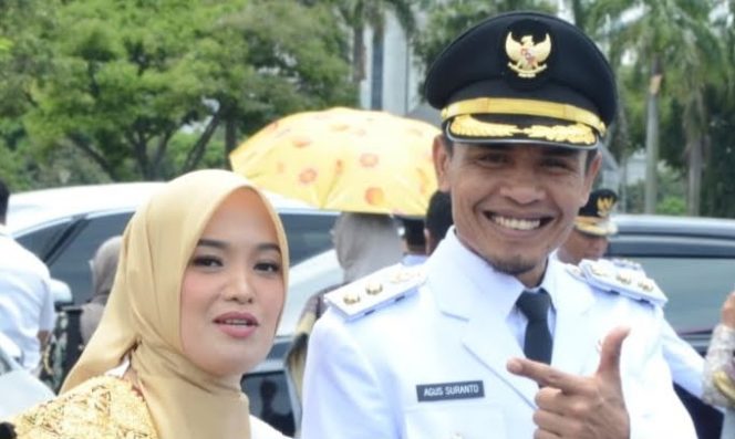 Wakil Bupati Tanggamus Agus Suranto bersama istri usai dilantik beberapa hari lalu | Dok. Istimewa.