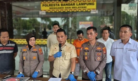 Kasatreskrim Polresta Bandar Lampung, Kompol Enrico Donald Sidauruk saat menyampaikan konferensi pers pengungpakan kasus, Kamis 6 Februari 2025.