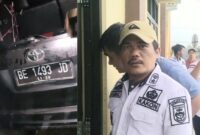Kolase foto kendaraan milik Kakon SF yang rusak usai diamuk massa dan para Kakon di Pugung saat mendampingi keluarga melapor ke Polres Pringsewu, Jumat 21 Februari 2025 | Davit/Media Prioritastv.com.