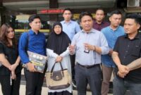 Kuasa hukum Juriadi, Gindha Ansori Wayka usai menyerahkan permohonan RJ di Polresta Bandar Lampung, Senin 17 Februari 2025.