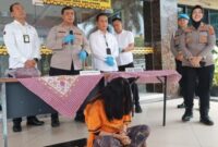 NL seorang pelaku pencurian ATM milik calon mertua di Bandar Lampung saat dihadirkan dalam konferensi pers, Senin 3 Februari 2025.