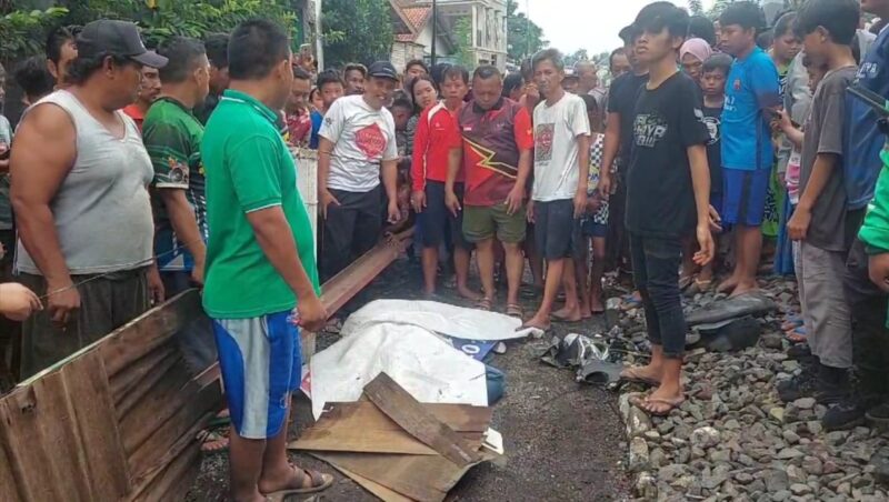 Kondisi korban setelah ditabrak kereta di Probolinggo Jawa Timur sebelum dievakuasi, Minggu 23 Februari 2025 | Dekki/Media Prioritastv.com.