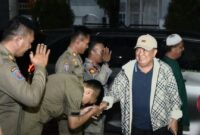 Penyambutan Bupati Tanggamus Moh. Saleh Asnawai di kediaman pribadinya di Kemiling, Bandar Lampung, Senin 3 Maret 2025 sekitar pukul 21.10 WIB | Dok. Kominfo Tanggamus.