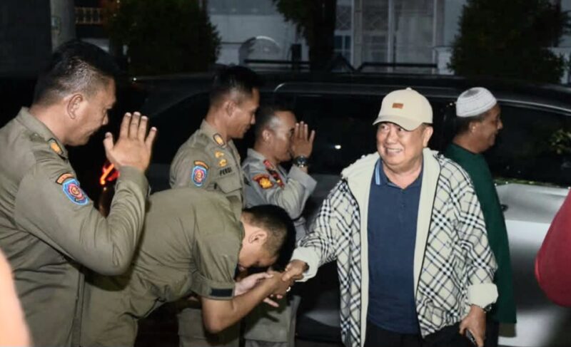 Penyambutan Bupati Tanggamus Moh. Saleh Asnawai di kediaman pribadinya di Kemiling, Bandar Lampung, Senin 3 Maret 2025 sekitar pukul 21.10 WIB | Dok. Kominfo Tanggamus.