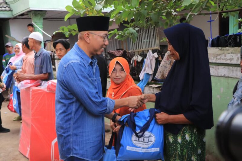 Gubernur Lampung, Rahmat Mirzani Djausal saat memberikan bantuan korban banjir di Teluk Betung, Bandar Lampung, Sabtu 1 Maret 2025 | Dok. Kominfo Lampung.