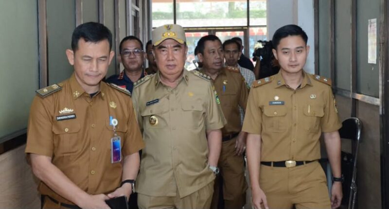 Bupati Tanggamus Moh. Saleh Asnawi saat memimpin sidak di kantor-kantor OPD Pemkab setempat, Selasa 11 Maret 2025 | Dok. Kominfo Tanggamus.