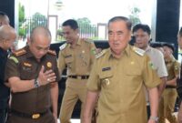 Bupati Tanggamus Moh. Saleh Asnawi saat disambut Kajari Adi Fakhrudin di Kanto Kejari setempat, Selasa 11 Maret 2025 | Dok. Kominfo Tanggamus.