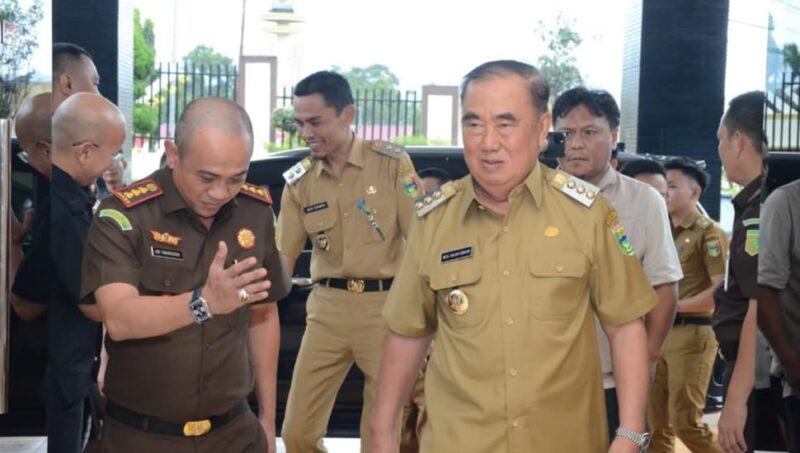 Bupati Tanggamus Moh. Saleh Asnawi saat disambut Kajari Adi Fakhrudin di Kanto Kejari setempat, Selasa 11 Maret 2025 | Dok. Kominfo Tanggamus.
