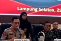 Kapolda Lampung, Irjen Helmy Santika saat menyampaikan Konferensi Pers keterlibatan oknum polisi Polda Lampung dalam judi sabung ayam di Way Kanan, Lampung, Selasa 25 Maret 2025 | Erwin/Media Prioritastv.com.
