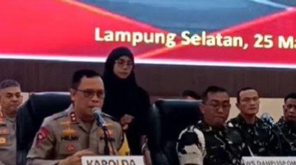 Kapolda Lampung, Irjen Helmy Santika saat menyampaikan Konferensi Pers keterlibatan oknum polisi Polda Lampung dalam judi sabung ayam di Way Kanan, Lampung, Selasa 25 Maret 2025 | Erwin/Media Prioritastv.com.