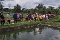 Polisi disaksikan warga saat melakukan olah TKP dan pemasangan police line di TKP, Sabtu 1 Maret 2025.