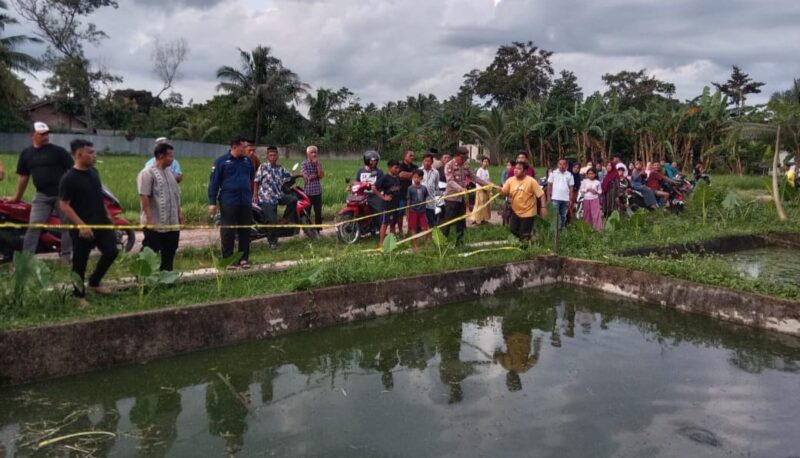 Polisi disaksikan warga saat melakukan olah TKP dan pemasangan police line di TKP, Sabtu 1 Maret 2025.