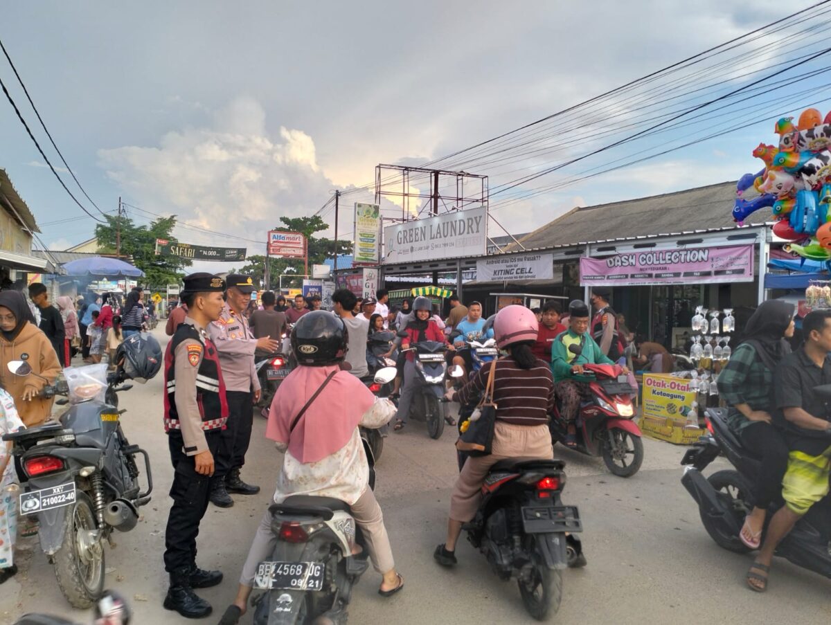 Polisi melakukan penjagaan keramaian warga yang membeli takjil di Pringsewu, Sabtu 28 Februari 2025 | Dok. Humas Polres Pringsewu.