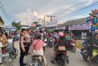 Polisi melakukan penjagaan keramaian warga yang membeli takjil di Pringsewu, Sabtu 28 Februari 2025 | Dok. Humas Polres Pringsewu.
