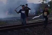 Perang sarung yang terekam kamera warga di jalur KAI Lampung, Sabtu 1 Maret 2025, pagi | Dok. Istimewa.