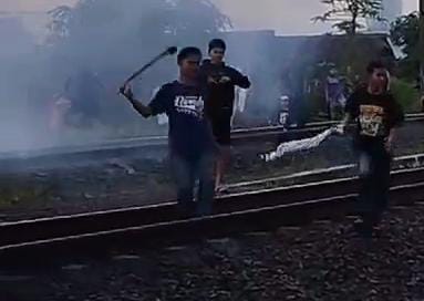 Perang sarung yang terekam kamera warga di jalur KAI Lampung, Sabtu 1 Maret 2025, pagi | Dok. Istimewa.