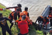 Tim SAR saat evakuasi jenazah Ubaidullah setelah ditemukan, Senin 3 Maret 2025, pukul 08.00 WIB | Dok. Kansar Lampung.