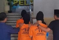 Ketiga tersangka saat digiring personel Polresta Bandar Lampung sebelum dijebloskan ke sel tahanan, Senin 3 Maret 2025 | Dok. Polresta Bandar Lampung.