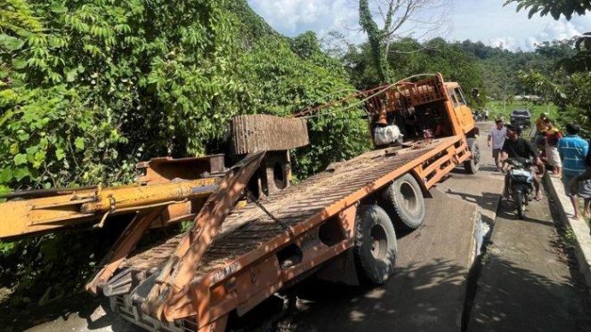 Ruas jalan Sukabumi-Suoh tepatnya di Pekon Bumi Hantatai, Bandar Negeri Suoh, Lampung Barat yang mengalami amblas, Senin 3 Maret 2025 | Dok. Istimewa.